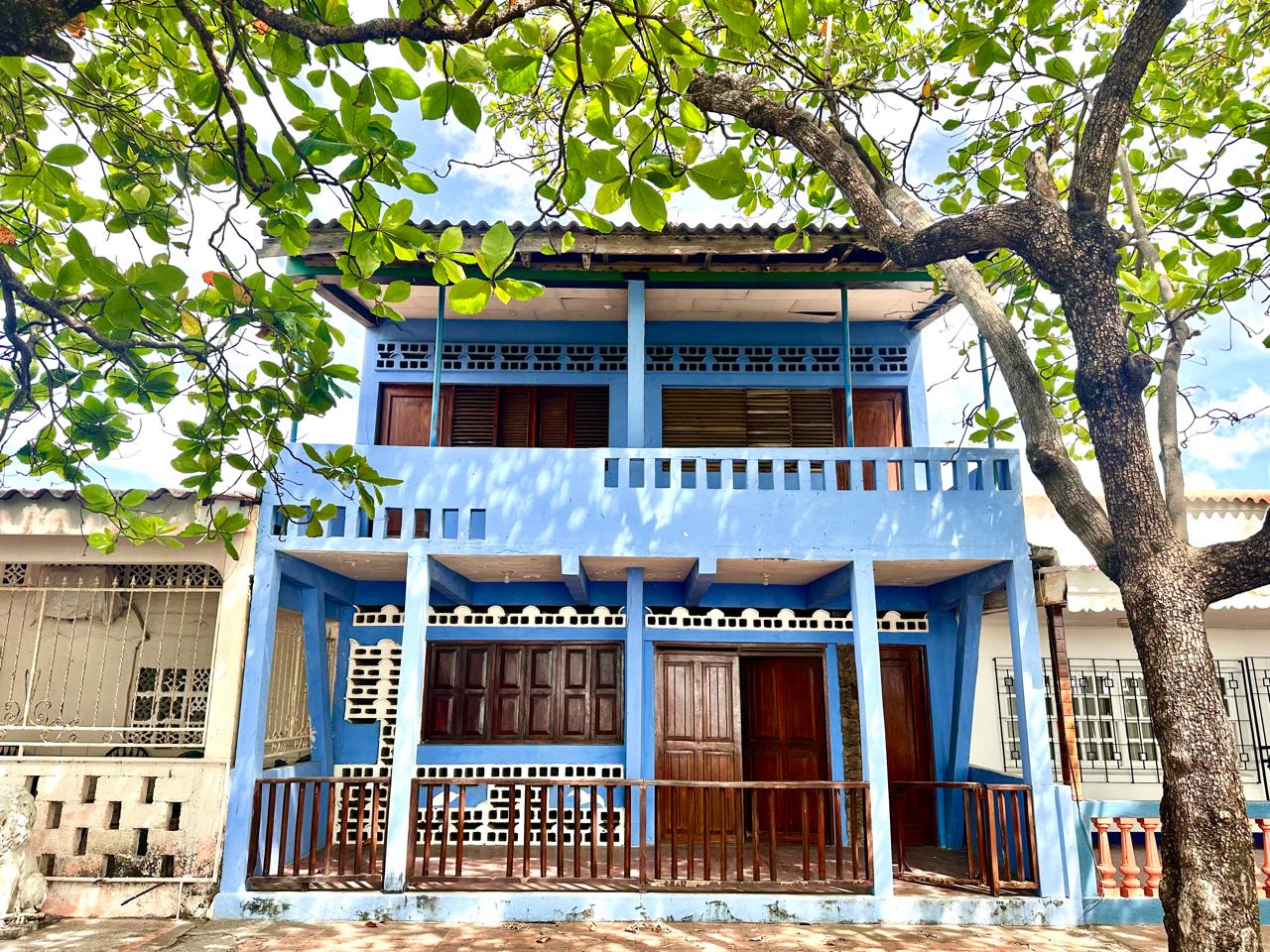 Fachada de casa frente al mar en Poneloya, León